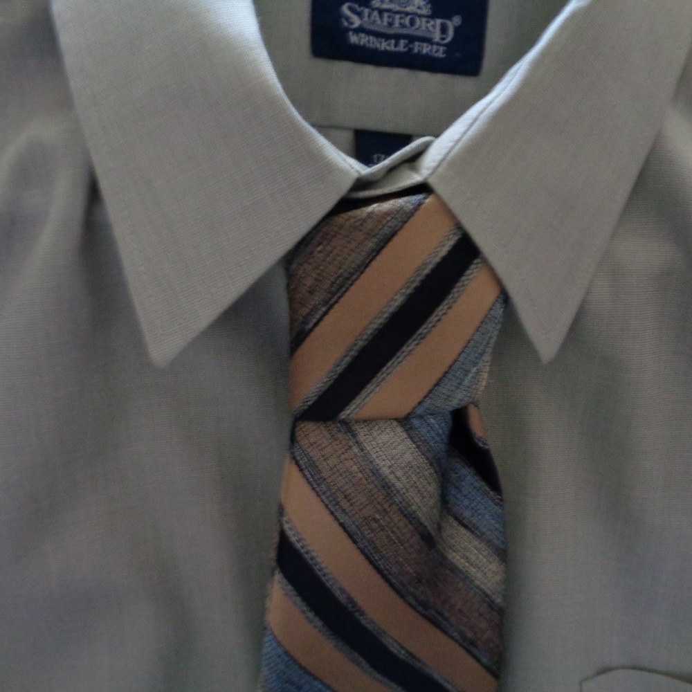 Stafford Mens Size XL Dress Shirt With Wembly Tie.